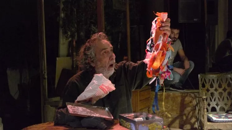 Ο Κώστας Αρζόγλου μόνος με το πανταλόνι του